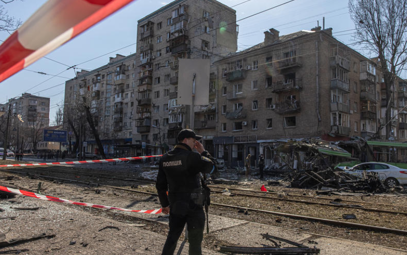 Украински официјални лица: Најмалку 15 луѓе загинаа во руски ракетен напад врз станбена зграда