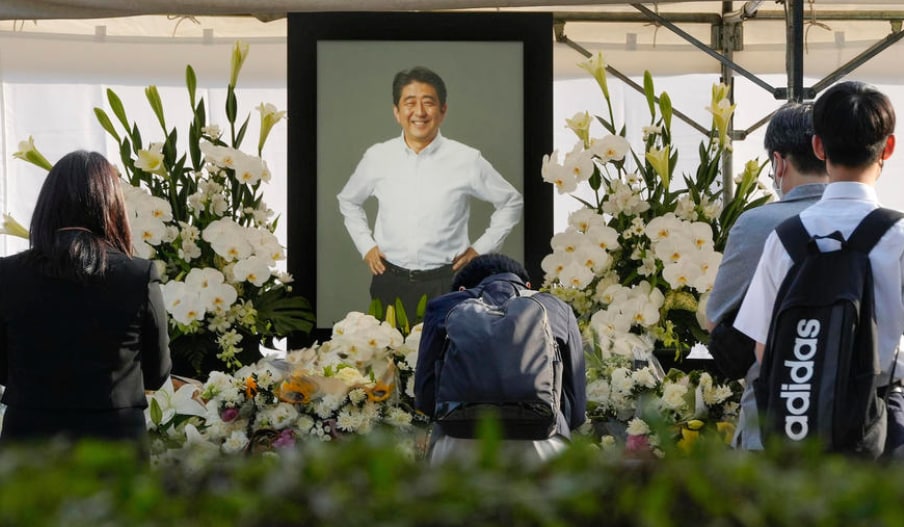 Јапонците му оддаваат почит на Абе, утре ќе биде неговиот погреб