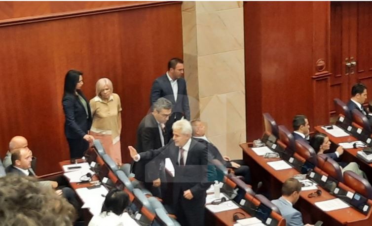 (ФОТО) Ахмети во присуство на Меџити пристигна во Собранието