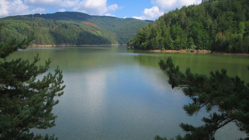 ТРАГЕДИЈА: Четиринаесетгодишно дете се удави во Беровско езеро, се трага по телото