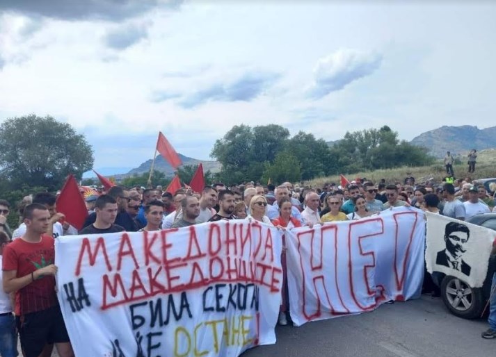 Блокади низ цела Македонија, во недела нов народен протест