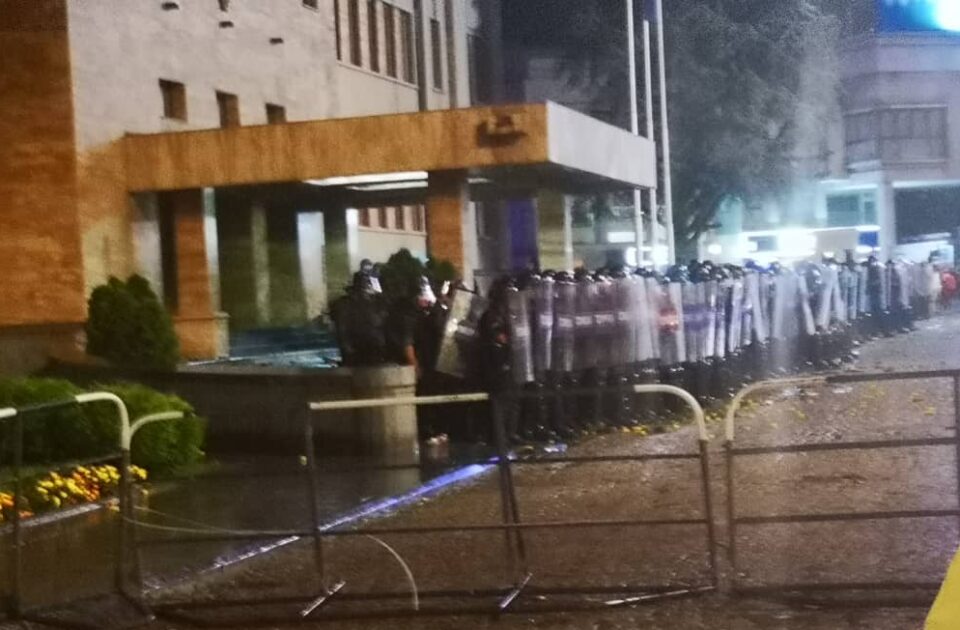 (ВИДЕО) Пукотници и дим пред Собрание, провокатори ја турнаа оградата, има приведени, но и повредени полицајци