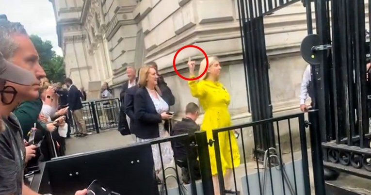 (ВИДЕО) Новата британска министерка за образование им покажа среден прст на демонстрантите