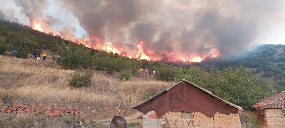 Ставен под контрола пожарот кај селото Ѓавото, во Кочани од невремето поплавени домови