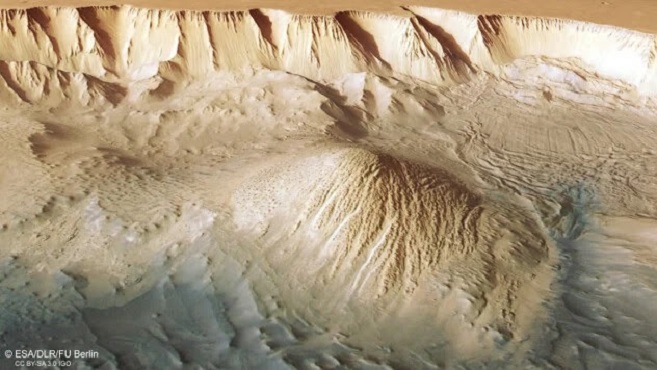 Објавени нови фотографии од Марс, снимени кањони 10-20 пати поголеми од Големиот Кањон