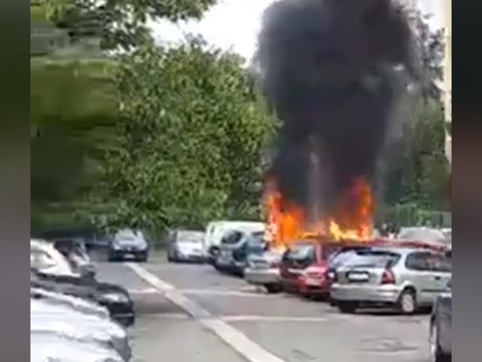 Пожар настана во скопска фирма , зафатени три возила и вилушкар