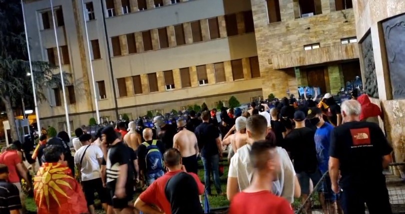 (ВИДЕО) Инцидент пред Собрание: Демонстрантите се судрија со полицијата