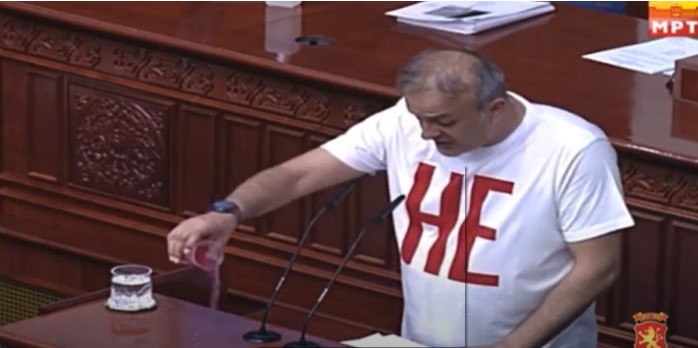 (ВИДЕО) Јарески од ВМРО-ДПМНЕ истури црвена боја на говорницата како симбол на крвта на партизаните и младите од Ваташа убиени од Бугарите