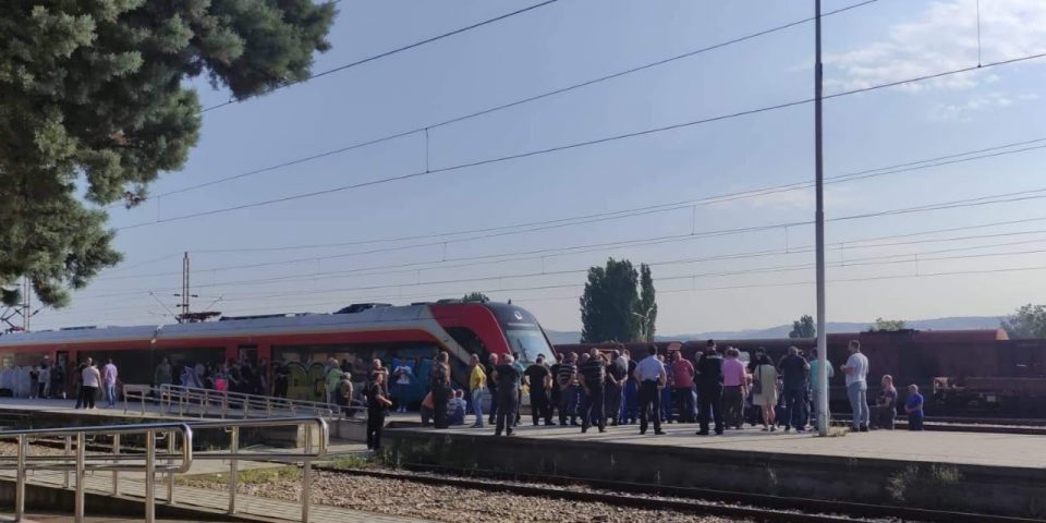 Протест со блокирање на железничкиот сообраќај на станицата во Велес на вработените од „Колска”