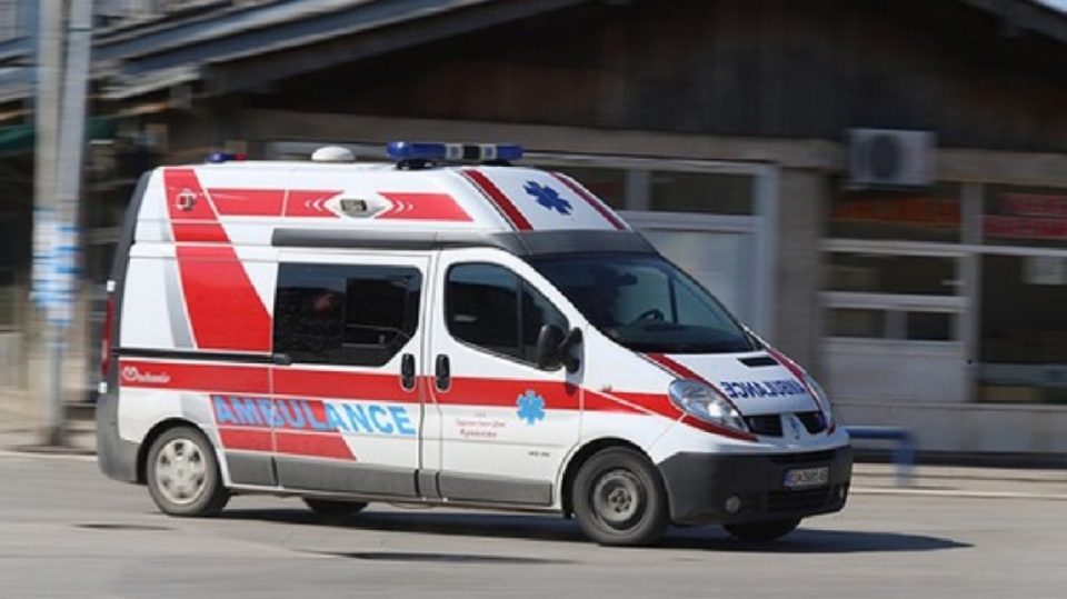 Млад скопјанец тешко повреден, врз нозе му паднала тракторска приколка со дрва