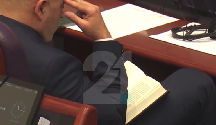 (ВИДЕО) Ковачевски чита книга во Собрание