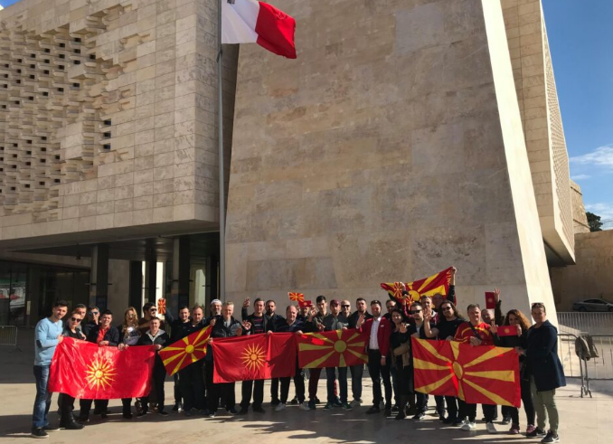Македонците во Малта денес ќе го искажат револтот против францускиот предлог