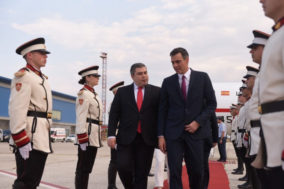 Вицепремиерот Маричиќ го пречека  шпанскиот премиер Санчез
