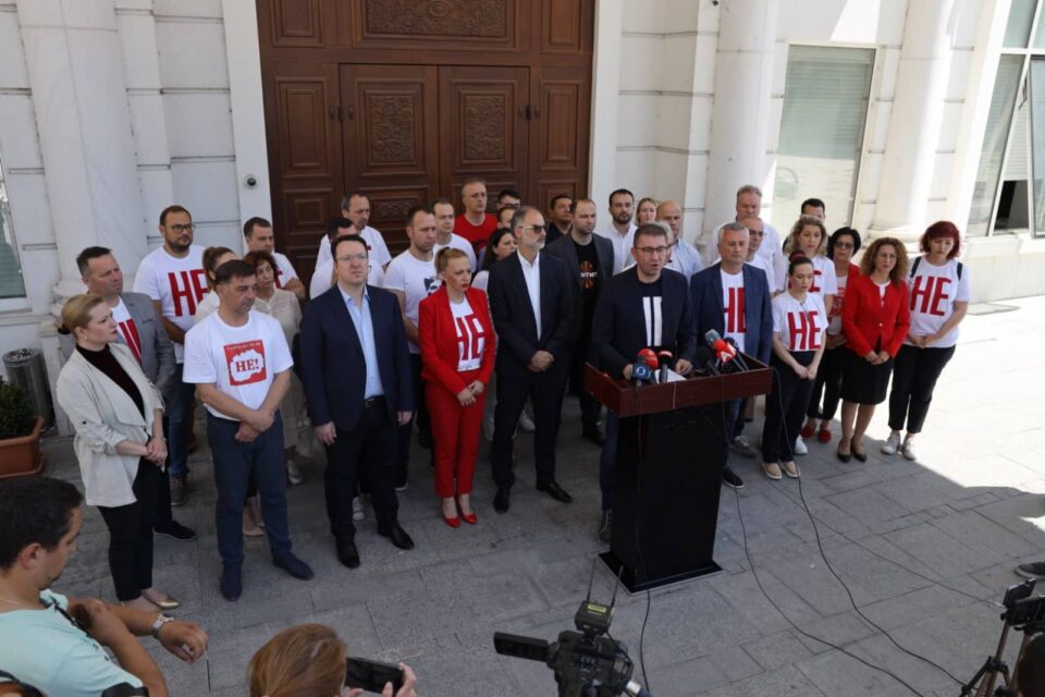 Пратениците од ВМРО-ДПМНЕ заверија на нотар изјави дека нема да прифатат промена на Уставот