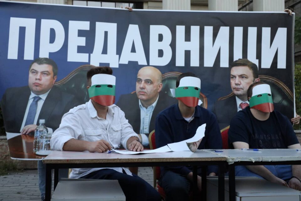 (ФОТО) Младите со перформанс пред МНР: Ковачевски, Османи и Маричиќ потпишаа договор за бугаризација, народот го искина