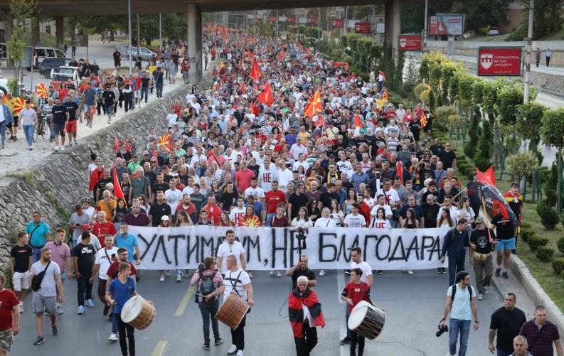 (ФОТО) И вечерва илјадници граѓани на улиците низ Скопје против францускиот предлог
