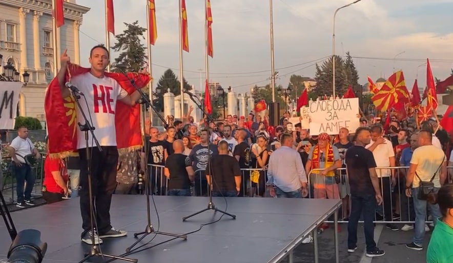 (ФОТО) И ЛАМБЕ АЛАБАКОВСКИ НА ДЕНЕШНИОТ ПРОТЕСТ: Гордо ја испеа химната на Македонија!