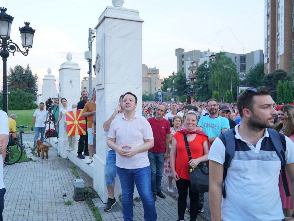 Николоски заедно со македонскиот народ пред Влада: Доста е, оставка!
