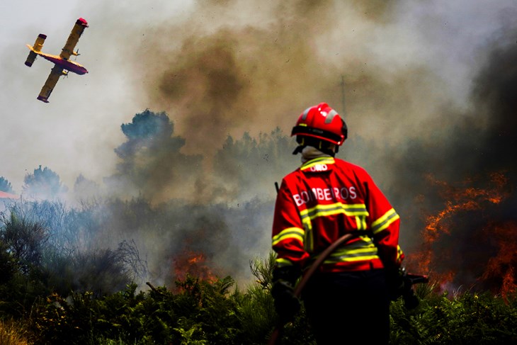 Пожар се шири во Чешиново-Облешево, пожарникари на терен!