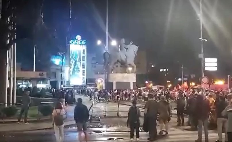 Полицијата приведува граѓани на протестот пред Собрание