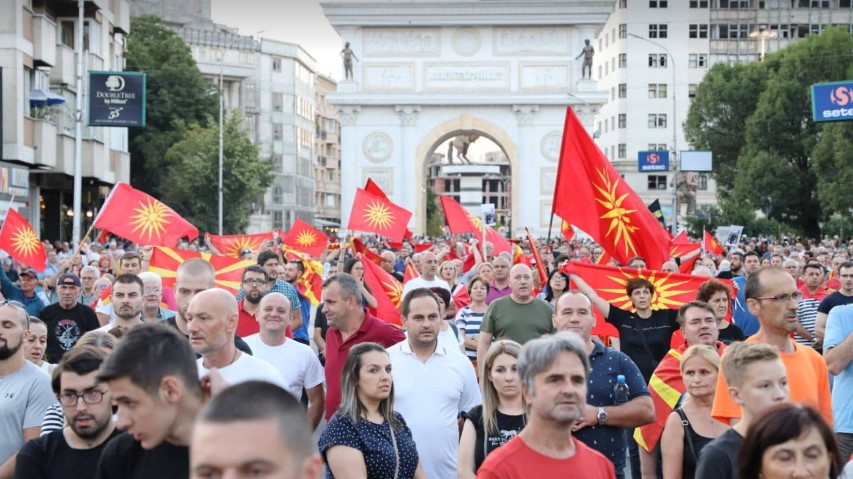 (ФОТОГАЛЕРИЈА) Народот на нозе во одбрана на Македонија – не прифаќа УЛТИМАТУМ и бара оставки
