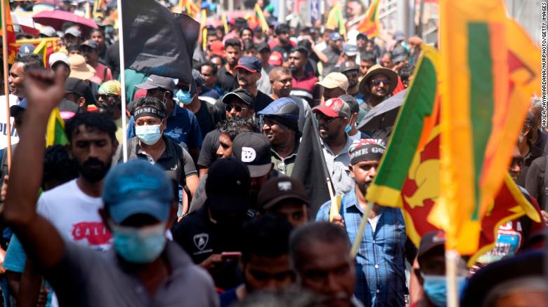(ВО ЖИВО) Ескалира атмосферата во Шри Ланка-демонстрантите влегоа во претседателската палата
