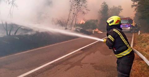 Огнот опколил пожарникари во Словенија, ги спасил канадер фрлајќи вода