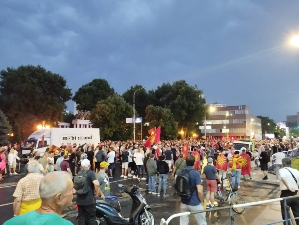 (ВО ЖИВО) Народниот протестен марш против понижувачкиот предлог за Македонија, стигна до Собрание