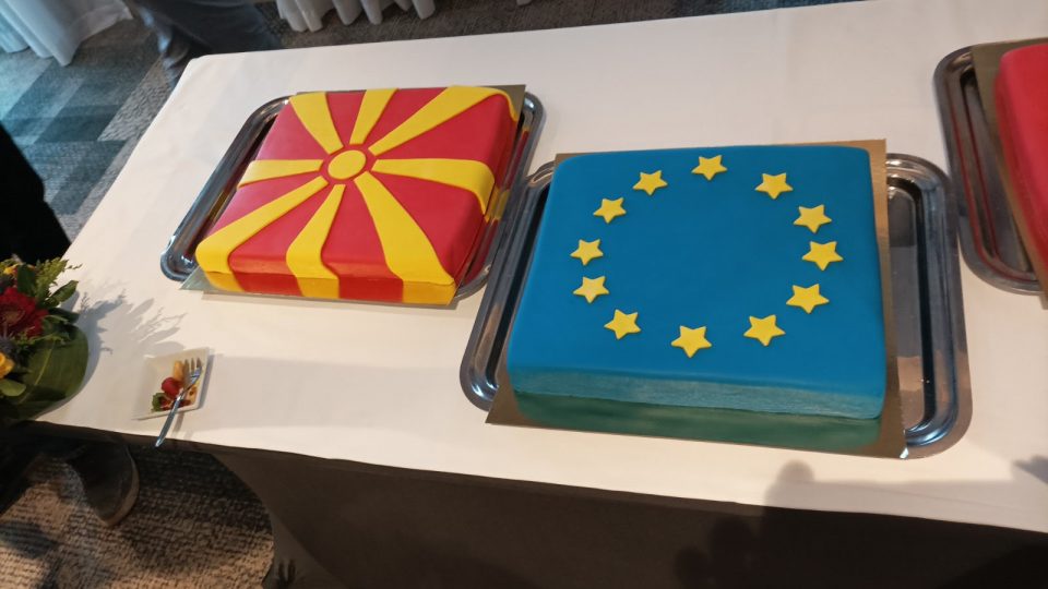(ФОТО) Три торти во Брисел по повод стартот на преговори на  Македонија и Албанија