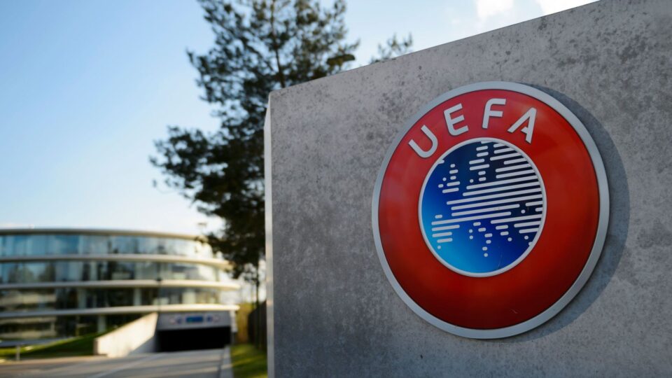 УЕФА го казни Фенербахче поради навивачката поддршка за Путин