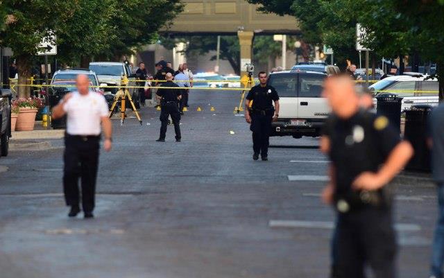 Вооружен напаѓач уби двајца, а рани четири лица во град во Тексас
