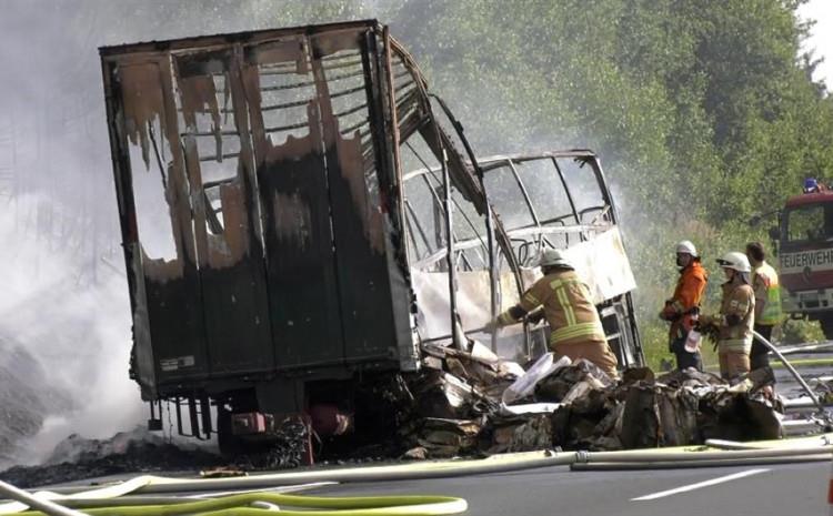 Најмалку 16 луѓе загинаа во сообраќајна несреќа на автобус во Индија