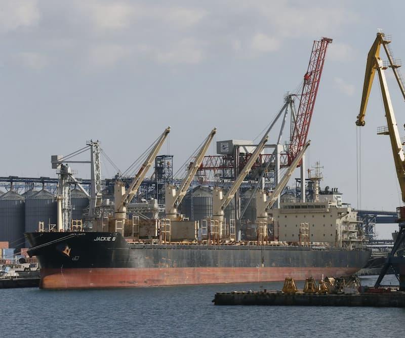 Турција најави дека утре тргнува првиот брод со украинско жито од пристаништето Одеса
