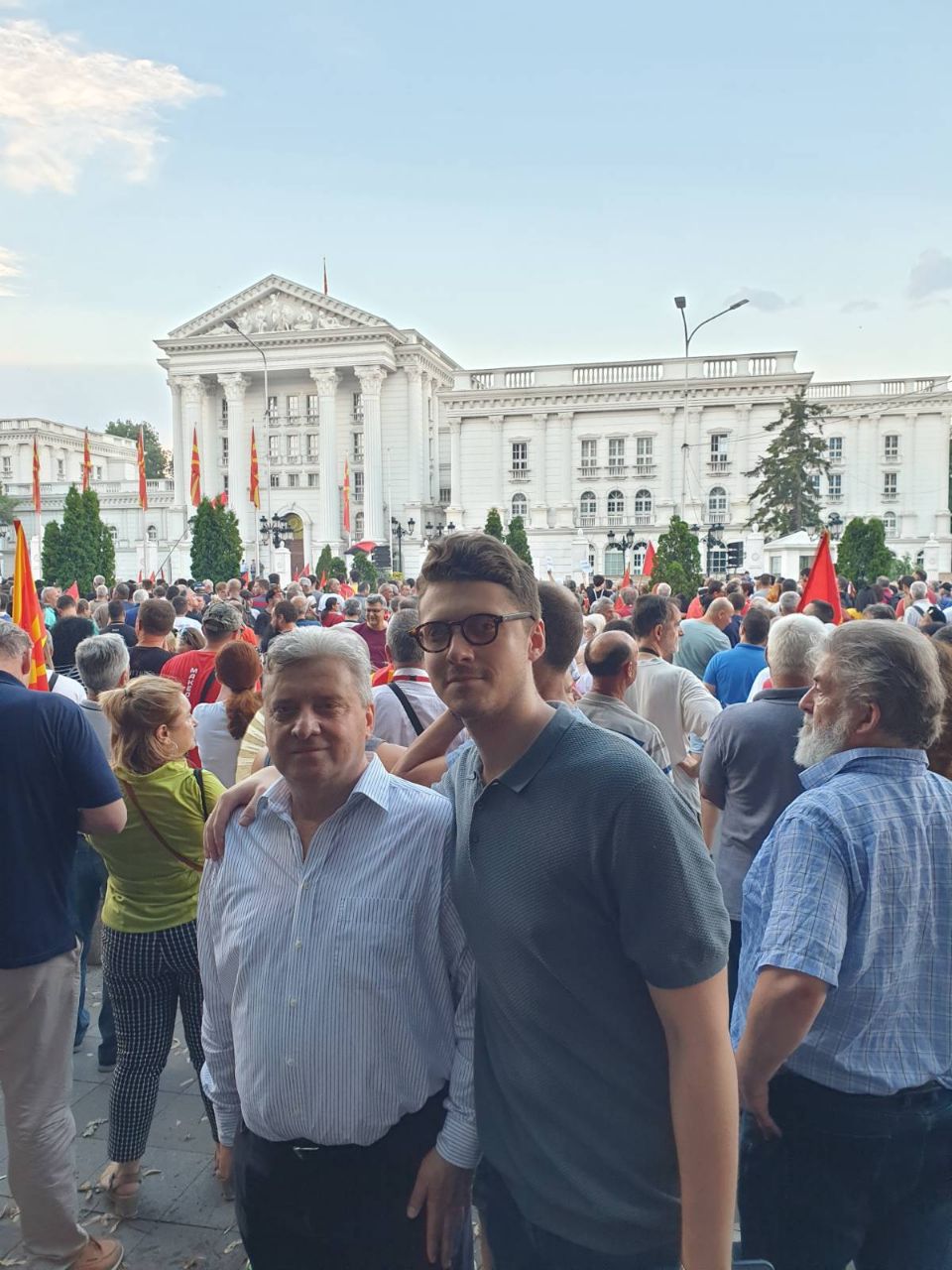 (ФОТО): Ѓорѓе Иванов заедно со својот син излегоа на протест против францускиот предлог