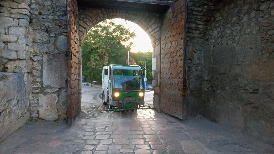 (ФОТО) ЈП „Охридски комуналец“ спроведе акција за миење на улиците во Стариот дел на градот