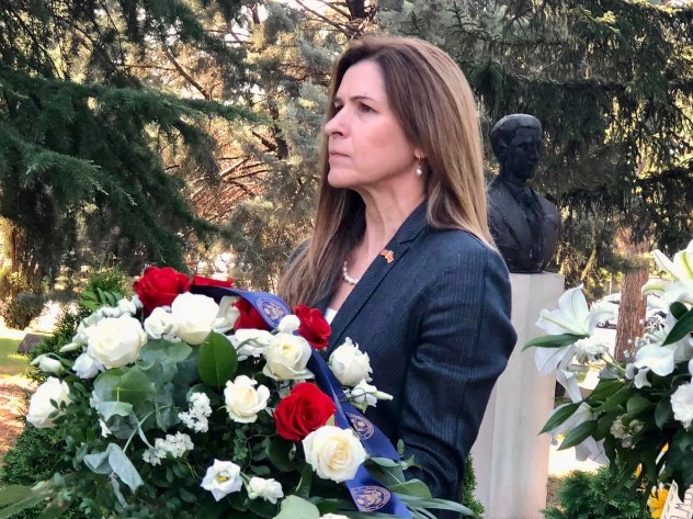 Амбасадорката Брнз положи цвеќе на Меморалниот центар на АСНОМ