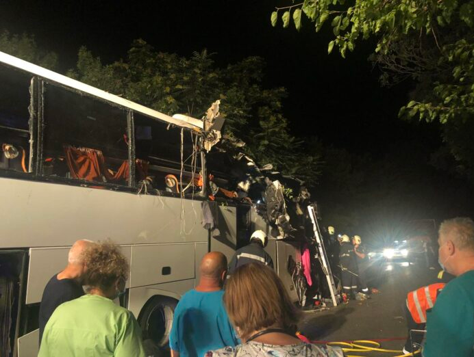 Најмалку чети лица загинаа, а осуммина се повредени во несреќа на романски автобус во Бугарија