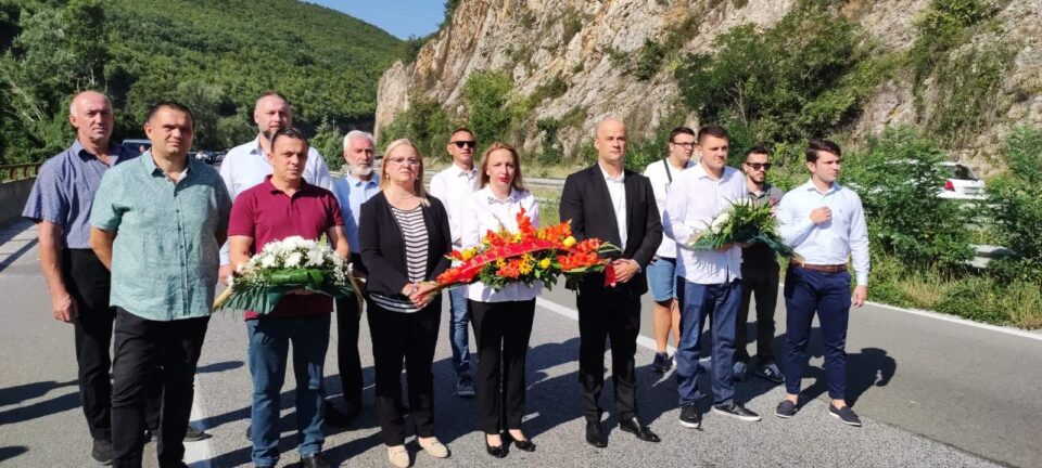 Делегација на ВМРО-ДПМНЕ им оддаде почит на загинатите кај Карпалак
