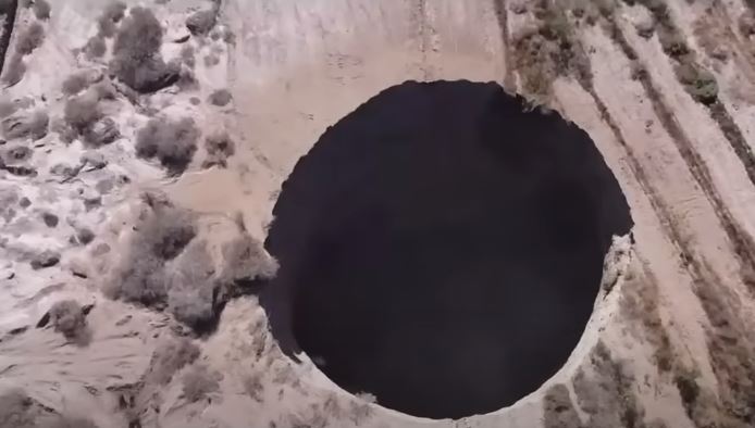 (ВИДЕО)Мистериозна дупка длабока 200 метри се појави во близина на рудник