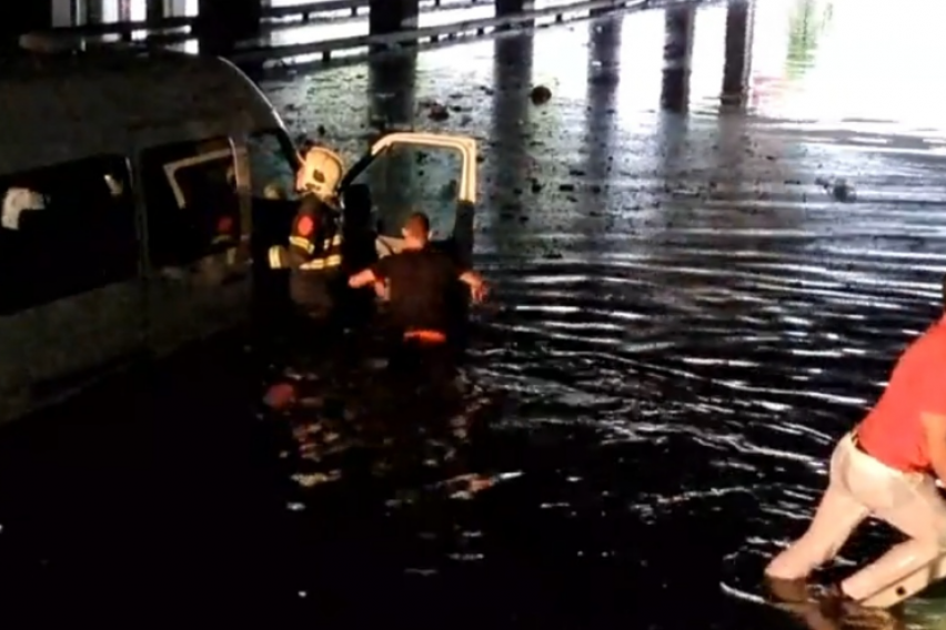 (ВИДЕО) Пожарникари ги евакуираа заглавените патници под Стоковна куќа Мост