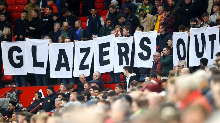 Навивачите на Јунајтед најавуваат протести, предупредуваат дека дуелот со Ливерпул нема да се одржи