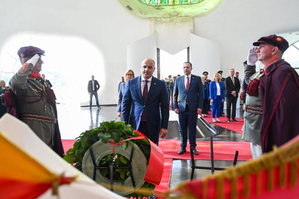 Владина делегација предводена од премиерот Ковачевски оддаде почит на Никола Карев