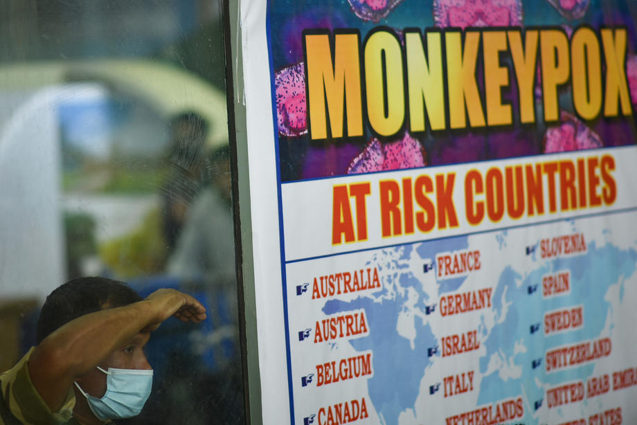 Мајмунските сипаници се пренесуваат преку близок контакт, детекцијата и изолацијата клучни за справување со болеста