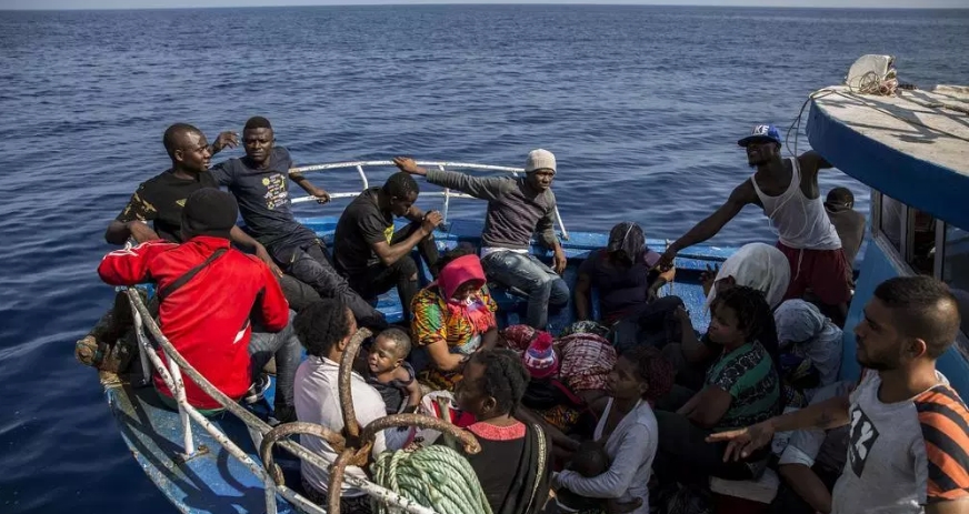 Два мали брода со околу 170 мигранти пристигнале на грчкиот остров Китира
