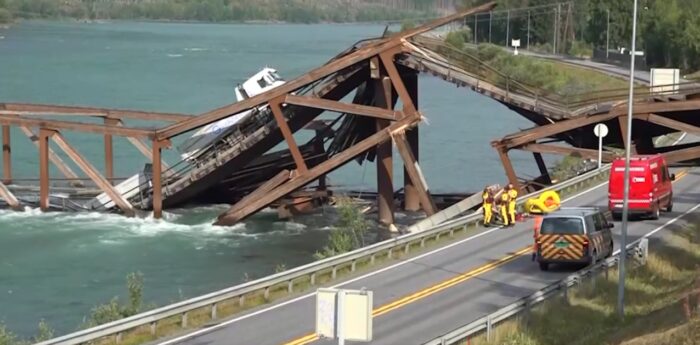 Драма во Норвешка, се урна мост – возач извлечен со хеликоптер