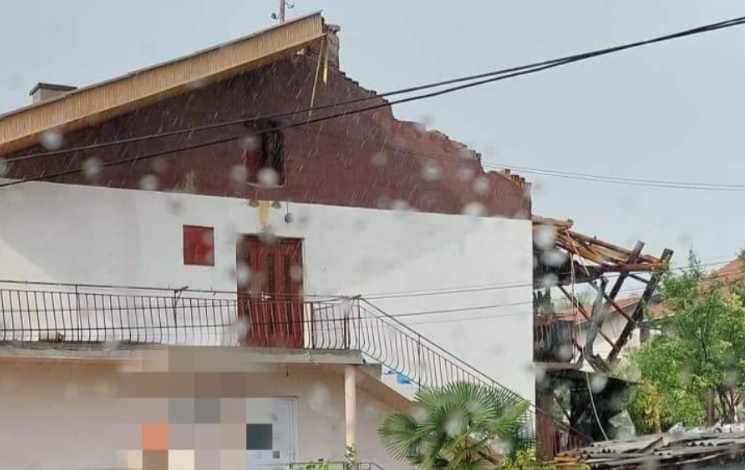 Поплавени улици, паднати дрва, срушени покриви – силно невреме го погоди Неготино