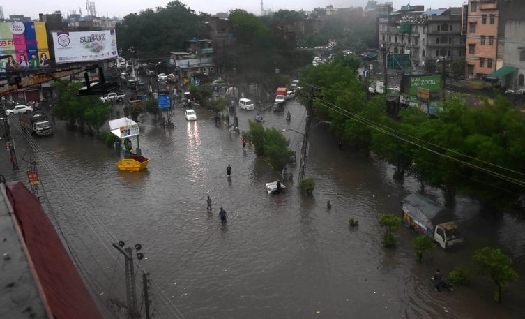 Бројот на загинати од монсунските дождови во Пакистан достигна речиси илјада