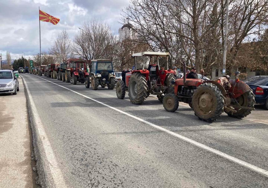 Оризопроизводители го блокираа патот Штип – Кочани кај Облешево
