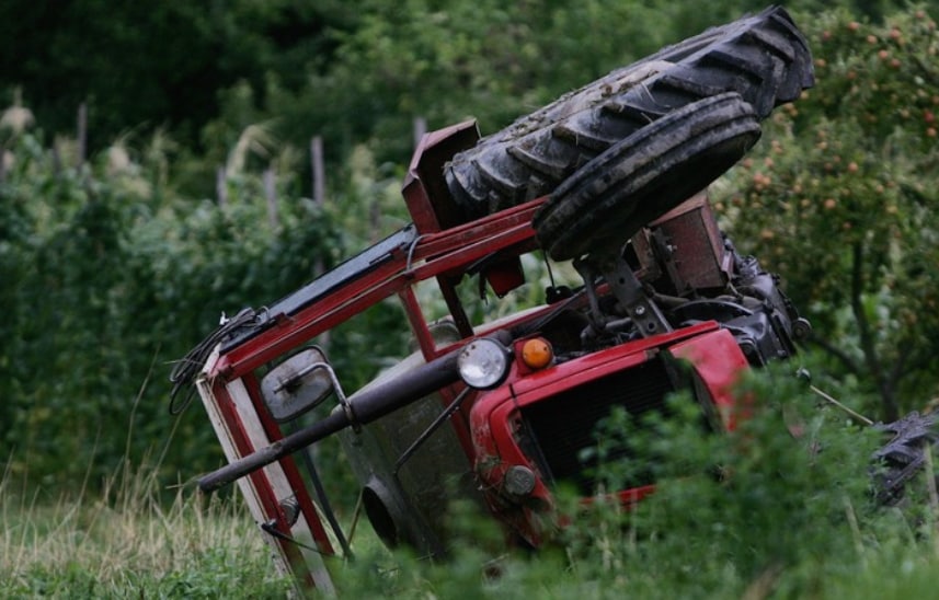 Малолетник загина во Саса при излетување на трактор од патот