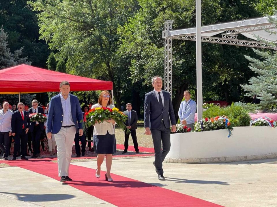 Делегација на ВМРО-ДПМНЕ, предводена од потпретседателката Гордана Димитриеска Кочоска по повод 78 години од Првото заседание на АСНОМ положи свежо цвеќе во меморијалниот центар Пелинце